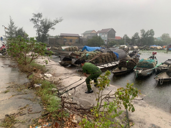 Công an huyện “rốn lũ” giúp dân trước diễn biến phức tạp của mưa lũ -0