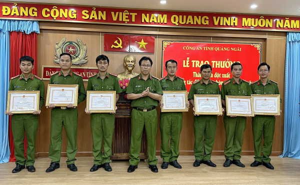 Khen thưởng các tập thể, cá nhân truy bắt đối tượng nổ súng làm 2 người bị thương -0