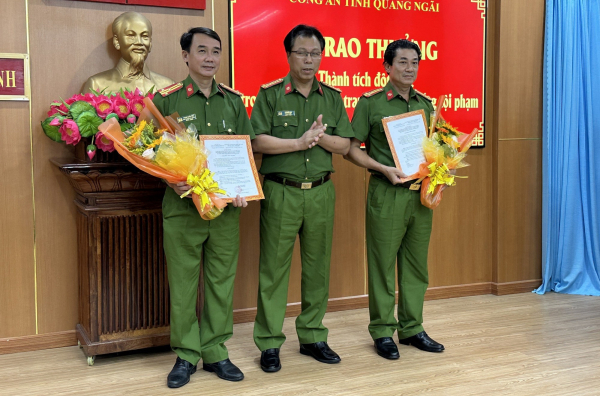 Khen thưởng các tập thể, cá nhân truy bắt đối tượng nổ súng làm 2 người bị thương -0