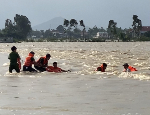 Thứ trưởng Lê Văn Tuyến gửi Thư khen Công an xã Phước Hòa giúp dân bị nước lụt cuốn trôi -0