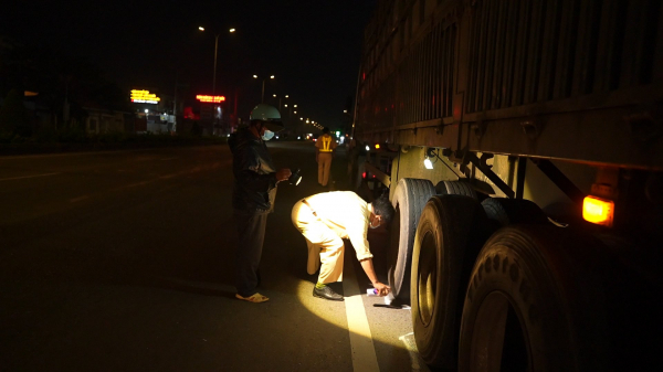 Tông vào đuôi xe container đậu ven đường, một người đàn ông tử vong tại chỗ -0