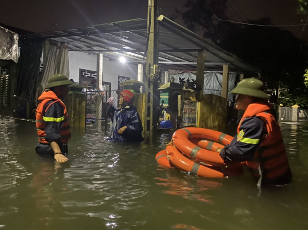Lực lượng Công an trắng đêm cứu dân thoát khỏi vùng ngập lụt -0