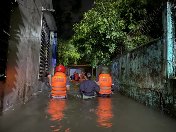 Lực lượng Công an trắng đêm cứu dân thoát khỏi vùng ngập lụt -1