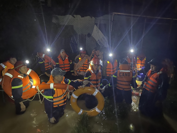 Lực lượng Công an trắng đêm cứu dân thoát khỏi vùng ngập lụt -0