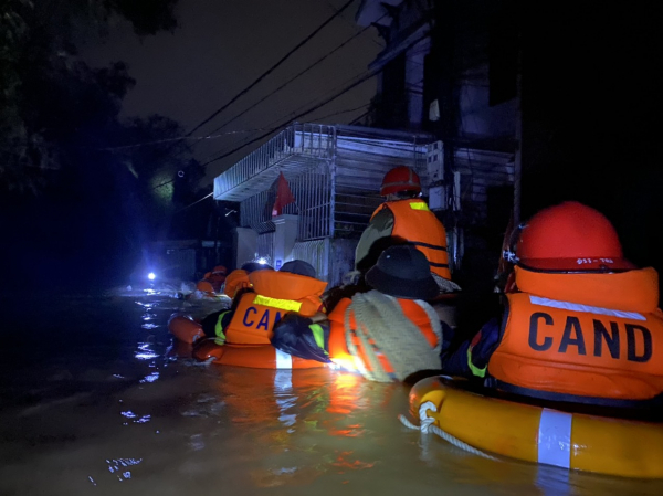 Lực lượng Công an trắng đêm cứu dân thoát khỏi vùng ngập lụt -0