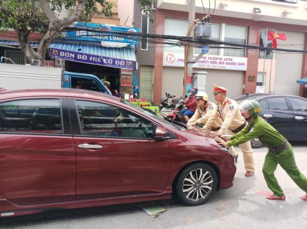 Cảnh sát giao thông “giải cứu” hàng trăm phương tiện, ô tô xe máy nằm la liệt trên đường phố Đà Nẵng sau trận hồng thủy  -0