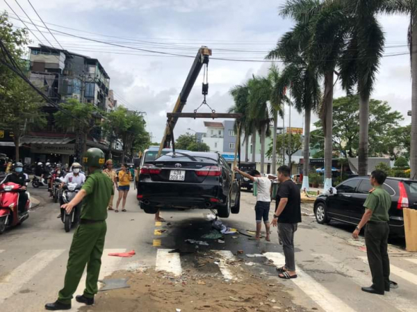 Cảnh sát giao thông “giải cứu” hàng trăm phương tiện, ô tô xe máy nằm la liệt trên đường phố Đà Nẵng sau trận hồng thủy  -2
