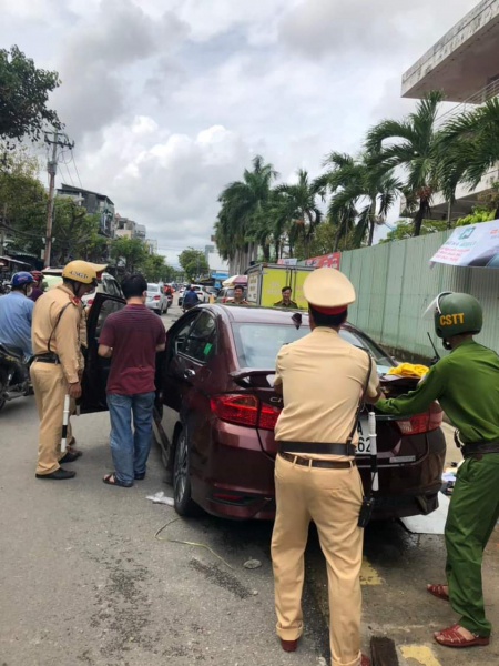 Cảnh sát giao thông “giải cứu” hàng trăm phương tiện, ô tô xe máy nằm la liệt trên đường phố Đà Nẵng sau trận hồng thủy  -3