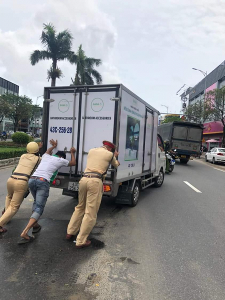 Cảnh sát giao thông “giải cứu” hàng trăm phương tiện, ô tô xe máy nằm la liệt trên đường phố Đà Nẵng sau trận hồng thủy  -4