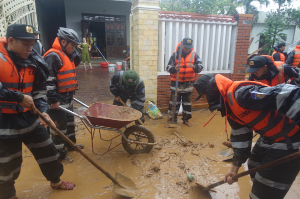 Cảnh sát đặc nhiệm kịp thời ứng cứu người dân Đà Nẵng trong đêm mưa lũ dâng cao -2