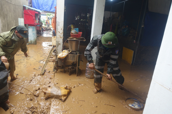 Cảnh sát đặc nhiệm kịp thời ứng cứu người dân Đà Nẵng trong đêm mưa lũ dâng cao -5