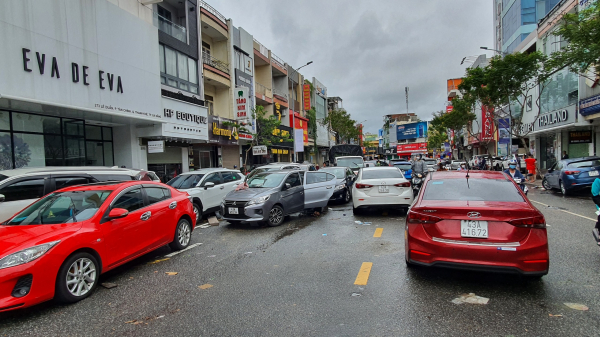 Cảnh sát giao thông “giải cứu” hàng trăm phương tiện, ô tô xe máy nằm la liệt trên đường phố Đà Nẵng sau trận hồng thủy  -1