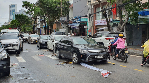 Cảnh sát giao thông “giải cứu” hàng trăm phương tiện, ô tô xe máy nằm la liệt trên đường phố Đà Nẵng sau trận hồng thủy  -2