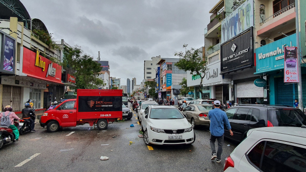 Cảnh sát giao thông “giải cứu” hàng trăm phương tiện, ô tô xe máy nằm la liệt trên đường phố Đà Nẵng sau trận hồng thủy  -3