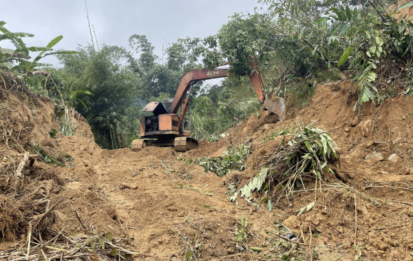 Tập trung khắc phục sạt lở đường giao thông sau mưa lũ -0