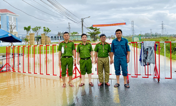 Tập trung khắc phục sạt lở đường giao thông sau mưa lũ -0