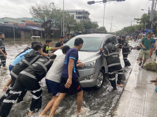 Cảnh sát đặc nhiệm kịp thời ứng cứu người dân Đà Nẵng trong đêm mưa lũ dâng cao -7