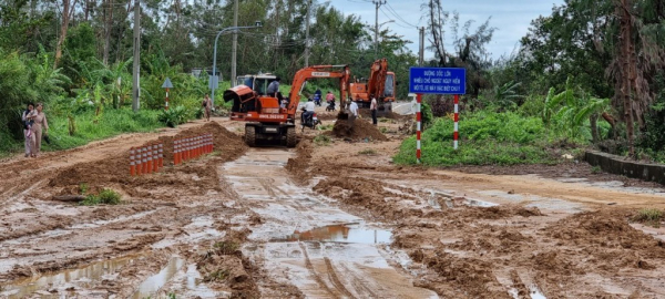 Đà Nẵng: Sạt lở chia cắt tại núi Sơn Trà, nhiều người dân và du khách bị mắc kẹt được đưa vào chùa Linh Ứng tạm trú ẩn  -1