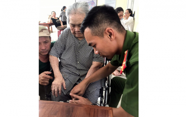 Nghẹn ngào tang lễ Trung úy Công an tử nạn trong mưa lũ -0