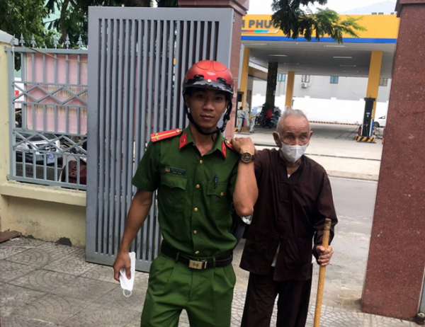 Nghẹn ngào tang lễ Trung úy Công an tử nạn trong mưa lũ -0
