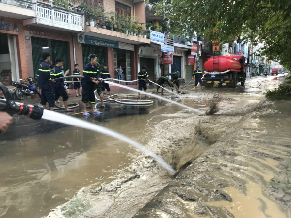 Cảnh sát chữa cháy cùng thu dọn bùn đất sau lũ trên đường phố Cố đô -1