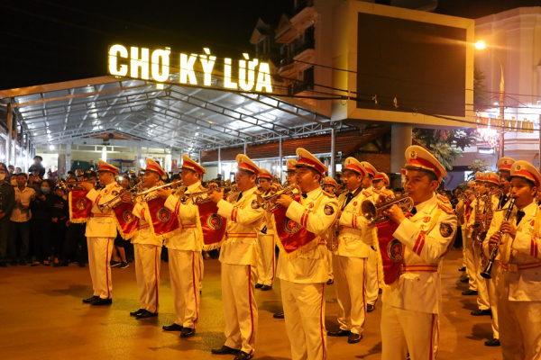 Người dân Lạng Sơn nô nức xem Đoàn Nghi lễ CAND biểu diễn -3