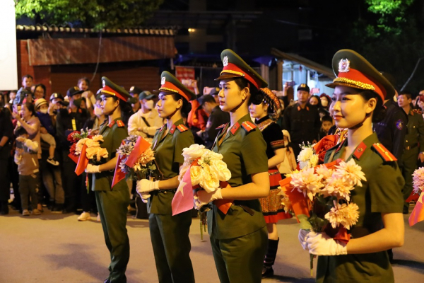 Người dân Lạng Sơn nô nức xem Đoàn Nghi lễ CAND biểu diễn -4