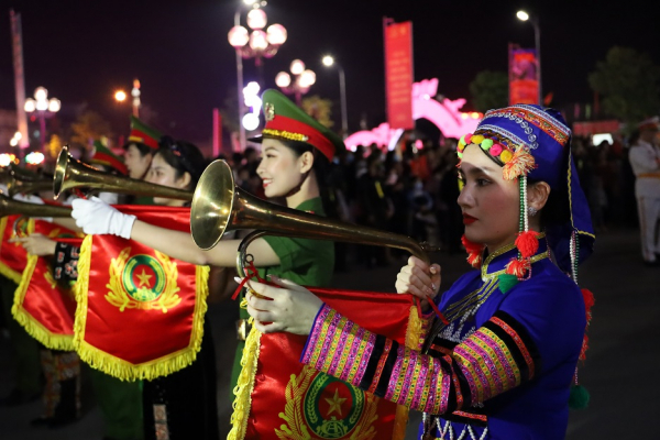 Người dân Lạng Sơn nô nức xem Đoàn Nghi lễ CAND biểu diễn -5