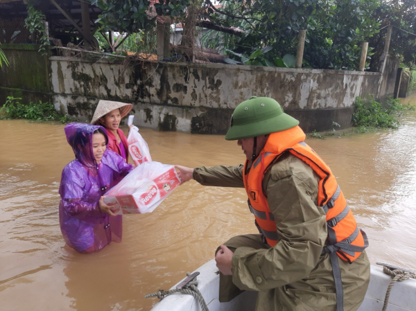 Những phần quà được Công an tỉnh Thừa Thiên-Huế kịp thời trao đến tay người dân vùng ngập lụt -0