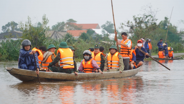 Chủ tịch tỉnh Thừa Thiên-Huế cảnh báo người dân không được chủ quan dù nước lũ đang xuống -0