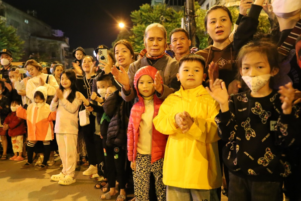 Người dân Lạng Sơn nô nức xem Đoàn Nghi lễ CAND biểu diễn -0