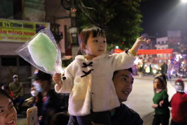 Người dân Lạng Sơn nô nức xem Đoàn Nghi lễ CAND biểu diễn -9