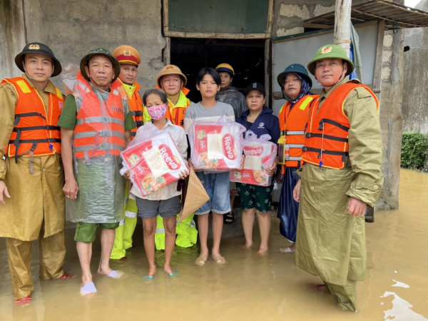 Những phần quà được Công an tỉnh Thừa Thiên-Huế kịp thời trao đến tay người dân vùng ngập lụt -0