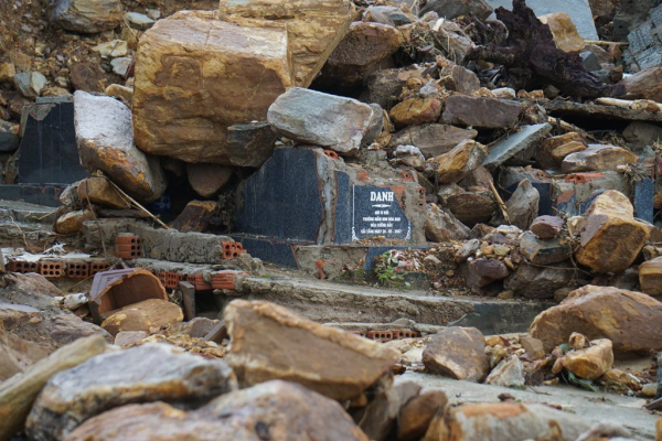 Đà Nẵng: Sạt lở vùi lấp hàng nghìn ngôi mộ tại khu vực Nghĩa trang Hòa Sơn  -2