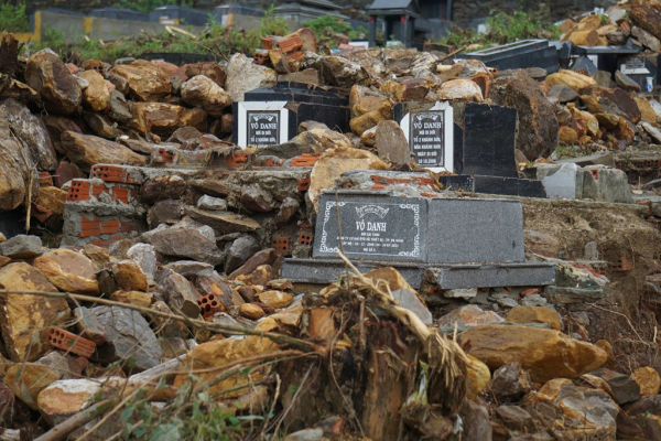 Đà Nẵng: Sạt lở vùi lấp hàng nghìn ngôi mộ tại khu vực Nghĩa trang Hòa Sơn  -4