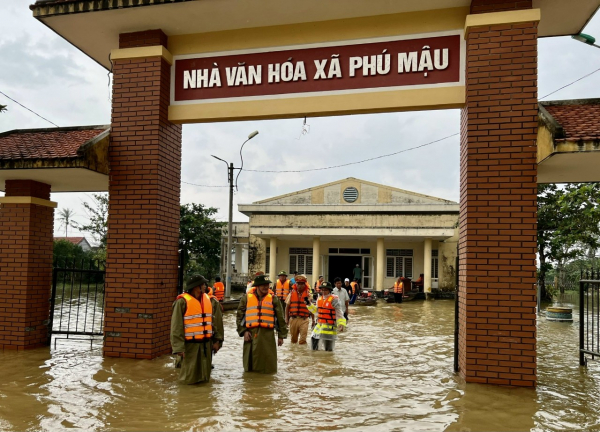 Những phần quà được Công an tỉnh Thừa Thiên-Huế kịp thời trao đến tay người dân vùng ngập lụt -1
