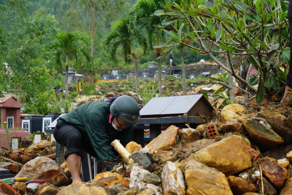 Đà Nẵng: Sạt lở vùi lấp hàng nghìn ngôi mộ tại khu vực Nghĩa trang Hòa Sơn  -5