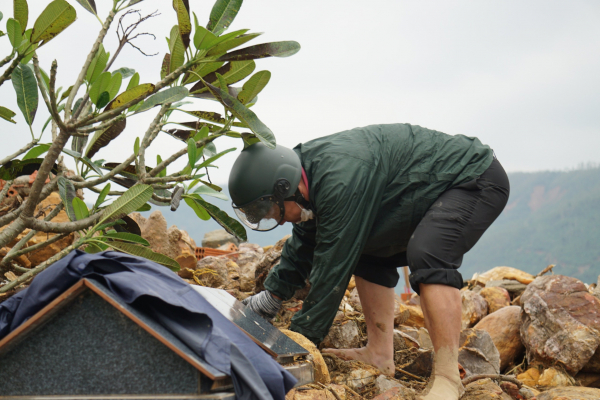 Đà Nẵng: Sạt lở vùi lấp hàng nghìn ngôi mộ tại khu vực Nghĩa trang Hòa Sơn  -6
