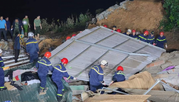 Công an Quảng Trị trắng đêm tìm người dân bị vùi lấp do sập nhà bên sông Thạch Hãn  -2