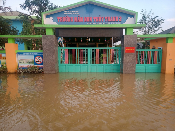 Hơn 200 trường học ở Thừa Thiên-Huế vẫn còn ngập lụt, học sinh chưa thể trở lại trường -0