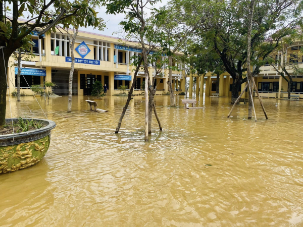 Hơn 200 trường học ở Thừa Thiên-Huế vẫn còn ngập lụt, học sinh chưa thể trở lại trường -0