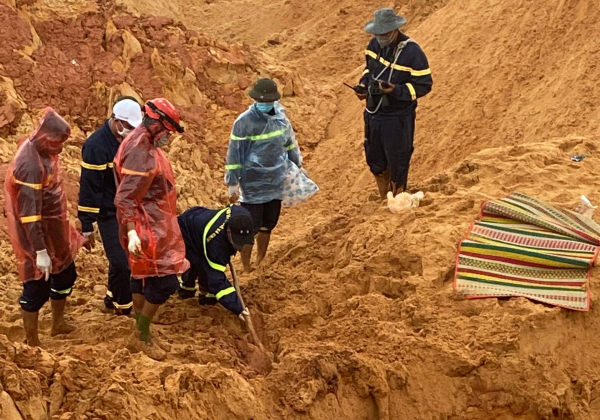 Tìm thấy nạn nhân thứ 3 trong vụ sập mỏ titan ở Bình Thuận  -0