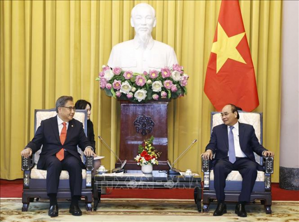 Chủ tịch nước Nguyễn Xuân Phúc tiếp Bộ trưởng Ngoại giao Hàn Quốc Park Jin -0