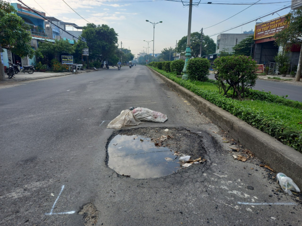 Nhiều “bẫy” giao thông trên một đoạn phố ở nội thành Tuy Hòa -0