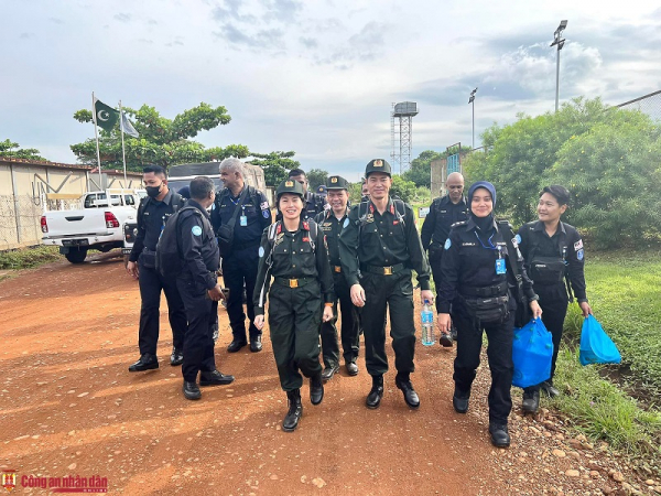 Latest photos of three Vietnamese police officers in South Sudan -6