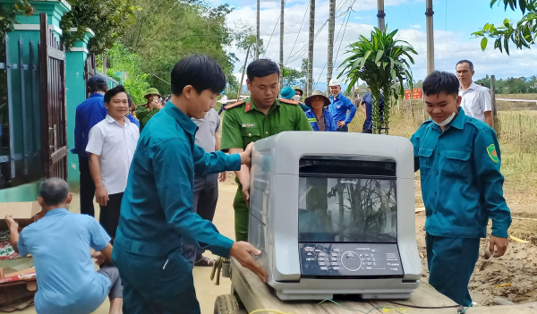 Khẩn cấp di dời dân khỏi vùng sạt lở bờ sông Quảng Huế -0
