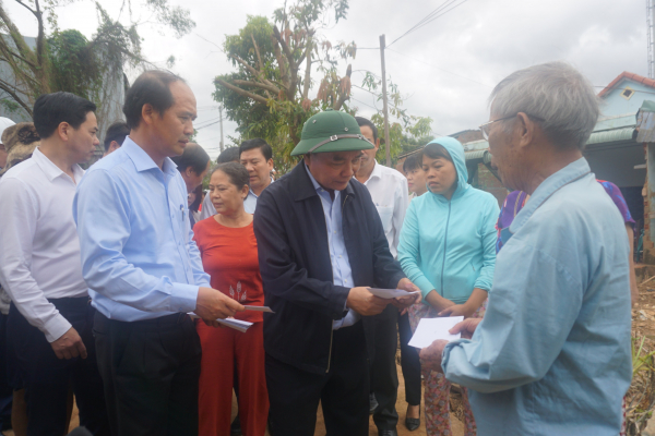 Đà Nẵng: Chủ tịch nước Nguyễn Xuân Phúc thăm hỏi, động viên gia đình bị thiệt hại nặng do mưa lũ tại Đà Nẵng -0