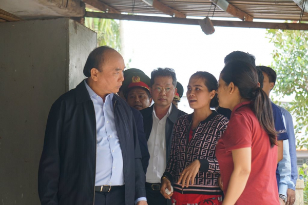 Đà Nẵng: Chủ tịch nước Nguyễn Xuân Phúc thăm hỏi, động viên gia đình bị thiệt hại nặng do mưa lũ tại Đà Nẵng -2