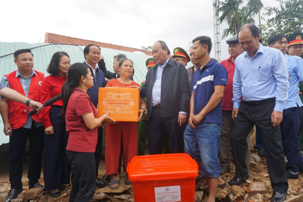 Đà Nẵng: Chủ tịch nước Nguyễn Xuân Phúc thăm hỏi, động viên gia đình bị thiệt hại nặng do mưa lũ tại Đà Nẵng -3