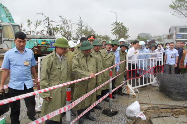Đà Nẵng: Chủ tịch nước Nguyễn Xuân Phúc thăm hỏi, động viên gia đình bị thiệt hại nặng do mưa lũ tại Đà Nẵng -1